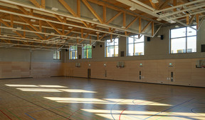 Le hall des sports a une charpente en bois et métal.          (Photo: Decker, Lammar & Associés)