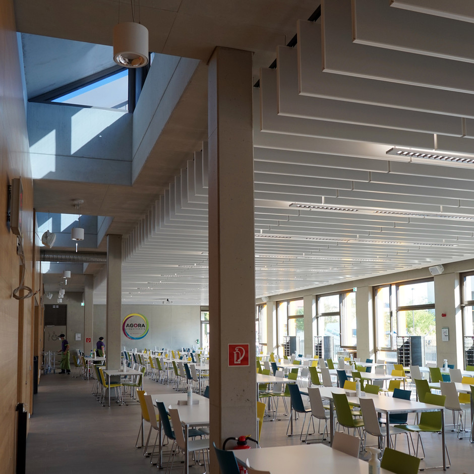 La nouvelle salle du restaurant scolaire est largement éclairée grâce aux baies vitrées.                           (Photo: Decker, Lammar & Associés)