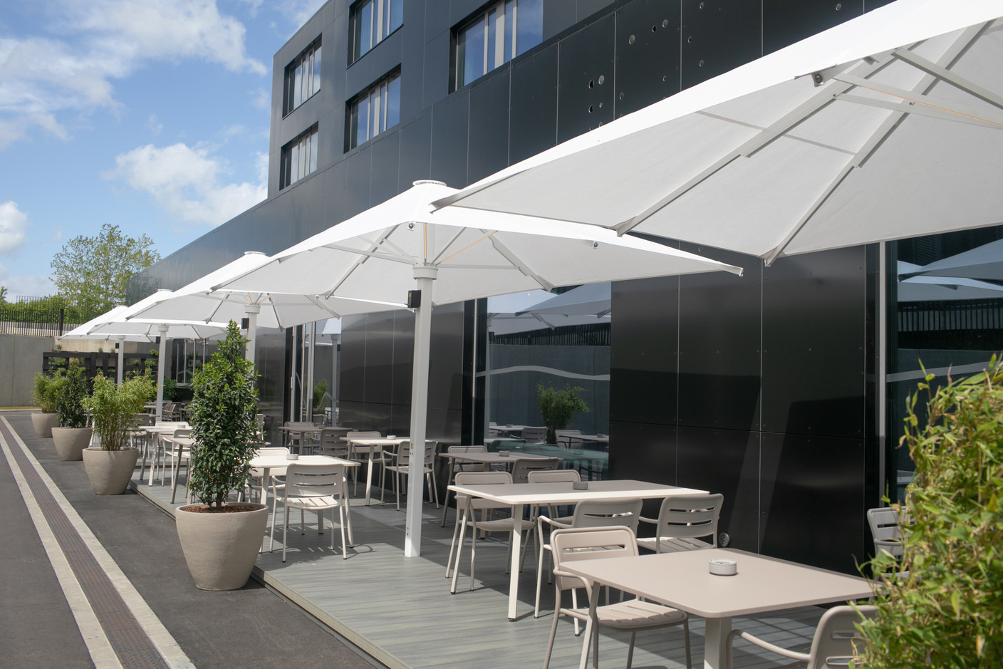 Le restaurant dispose d’une terrasse latérale. (Photo: Matic Zorman / Maison Moderne)