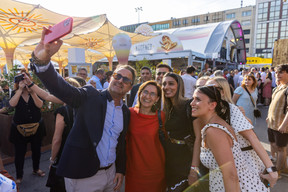 Le Premier ministre Xavier Bettel (DP) était également présent et s’est prêté au jeu des selfies avec des visiteurs de la foire.  (Photo: Romain Gamba/Maison Moderne)