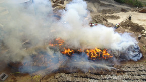 70 pompiers sont intervenus sur le site de l'usine de Kronospan à Sanem. (Photo: CGDIS / Facebook)