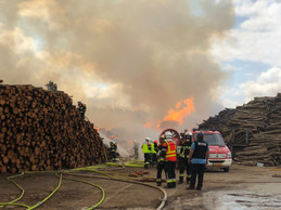 70 pompiers sont intervenus sur le site de l'usine de Kronospan à Sanem. (Photo: CGDIS / Facebook)