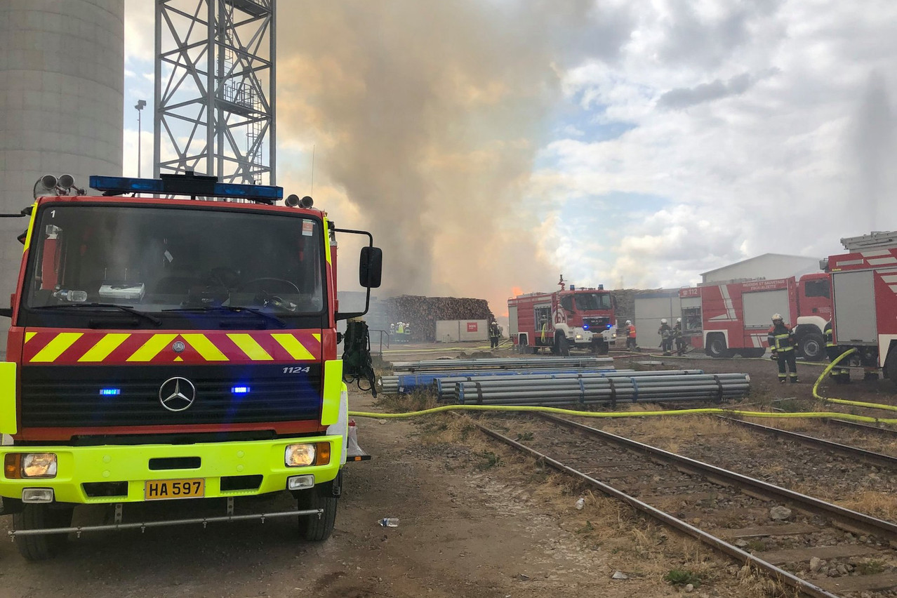70 pompiers sont intervenus sur le site de l’usine de Kronospan à Sanem. (Photo: CGDIS/Facebook)