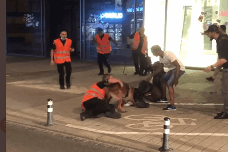 La scène au cours de laquelle le chien mord l’individu à la jambe a été largement relayée sur les réseaux sociaux. (Photo: Capture d’écran Twitter/Marc Goergen)
