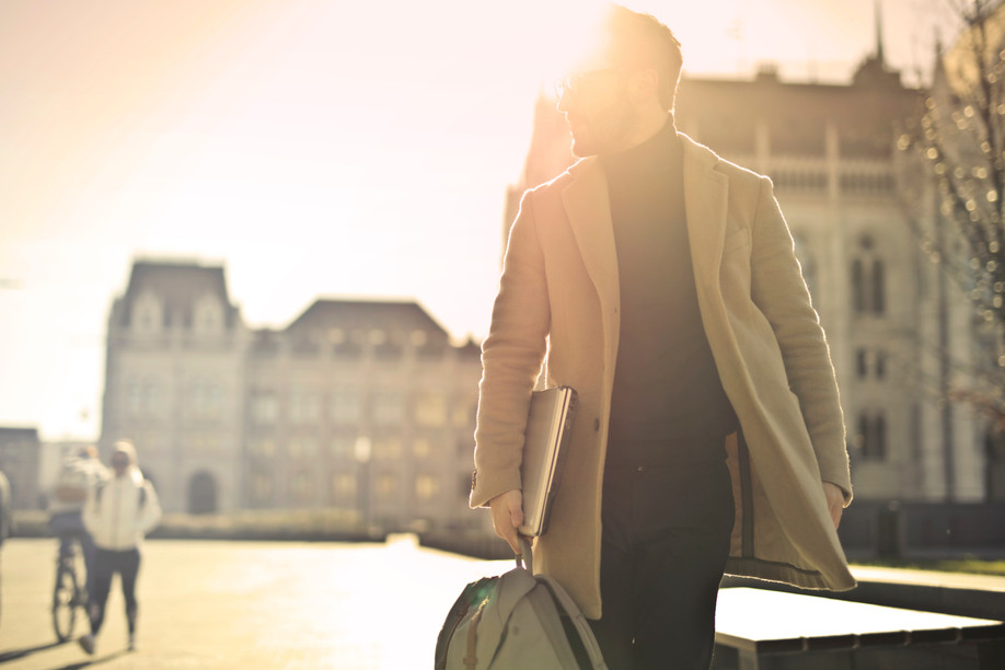 Prévoir son futur et protéger ses proches tout en bénéficiant d’avantages fiscaux substantiels ? C’est possible grâce au régime complémentaire de pension pour indépendants et professions libérales ! Crédit : Bruce Mars on Unsplash