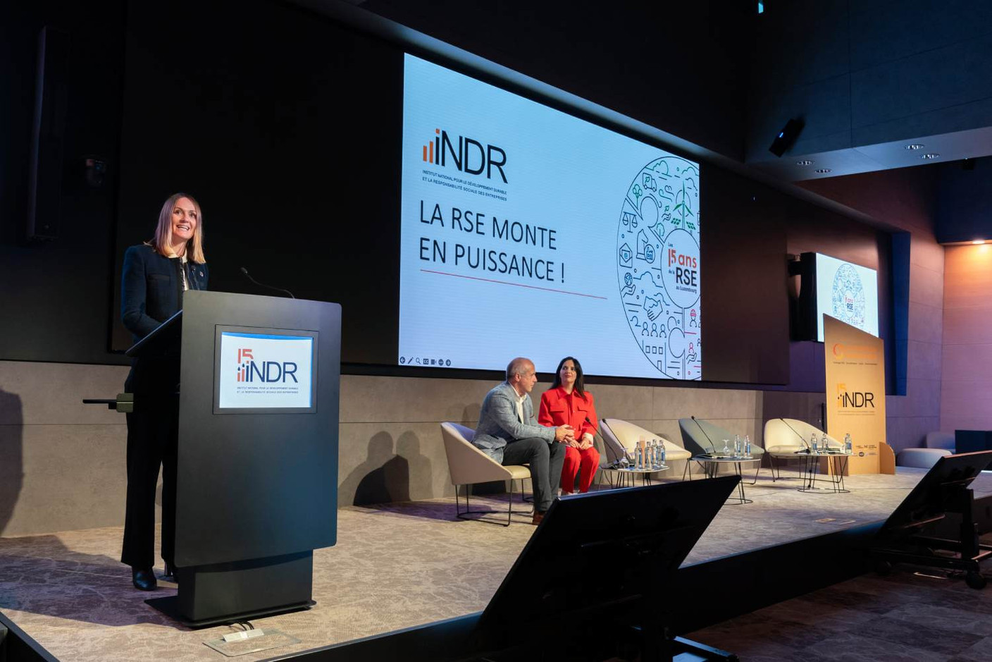 Morgane Haessler (coordinatrice du programme ESR et présidente de l’association proRSE) et Lidia Rahal (INDR) entourent le président de Responsability Europe, Alain Jounot. (Photo: INDR / Emmanuel Claude)