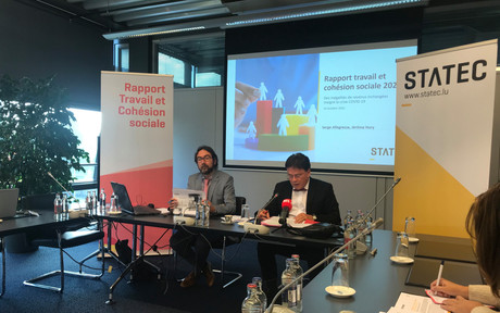 Jérôme Hury, chef de la division des statistiques sociales au Statec, et son directeur, Serge Allegrezza, ont présenté ce jeudi 14 octobre les résultats préliminaires du «Rapport travail et cohésion sociale 2021». (Photo: Paperjam)