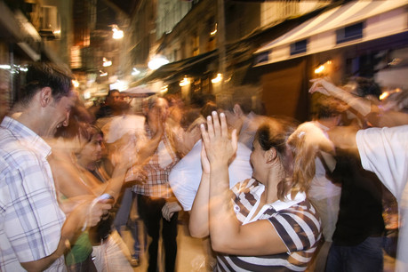 Les réunions dans la sphère privée – réunions de famille, fêtes dans les bars – sont, pour la plupart, à l’origine des nouvelles infections recensées le week-end dernier. (Photo: Shutterstock)