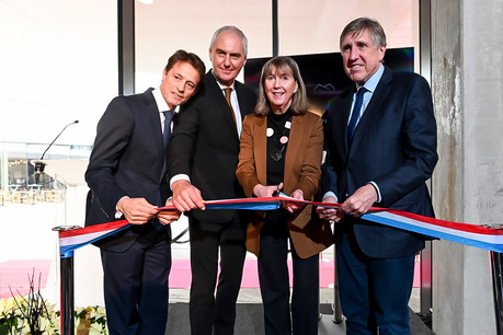 Olivier Bastin, CEO d’Immobel Luxembourg, Jochen Schenk, CEO de Real I.S. Group, Lydie Polfer, bourgmestre de Luxembourg-ville, et François Bausch, ministre de tutelle du Fonds Kirchberg, ont procédé au symbolique coupage de ruban ce jeudi lors de l’inauguration d’Infinity Shopping. (Photo: Infinity)