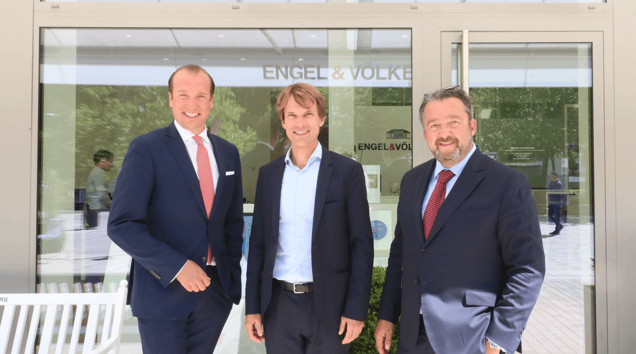 From left to right, Philipp Niemann, managing director of Engel & Völkers Luxembourg, Vienna & Hamburg, Matthias May, managing director and head of new development of Engel & Völkers Luxembourg and Raymond Klein, head of sales of Engel & Völkers Luxembourg, presented their overview of the real estate market globally and in Luxembourg during a press event on 1 June.  Photo: Engel & Völkers