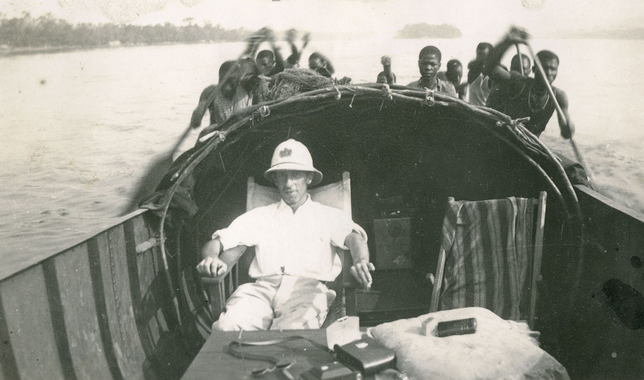A Luxembourg colonial official in the Belgian Congo, on a boat driven by African rowers, in the 1930s. (Photo: Tom Lucas - Private collection)
