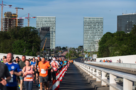 16.000 sportifs ont foulé le bitume ce samedi 1 er juin à l’occasion de l’ING Night Marathon. Beaucoup représentaient la firme pour laquelle ils travaillent. (Photo: Nader Ghavami)