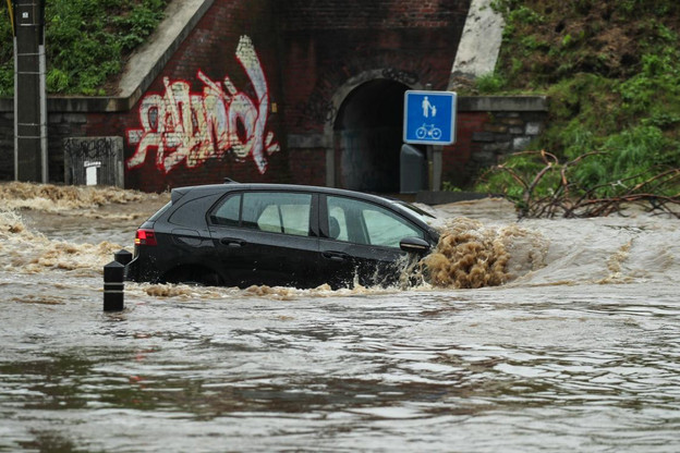 En Belgique, plusieurs rivières sont sorties de leur lit et ont causé d’importants dégâts. Le pays compte déjà sept morts. (Photo: Twitter)