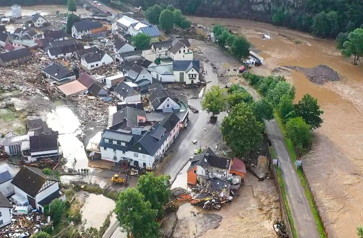 En Rhénanie-Palatinat, médias et autorités diffusent les images aériennes de paysages de désolation.  (Photo: @rlpNews / Twitter)