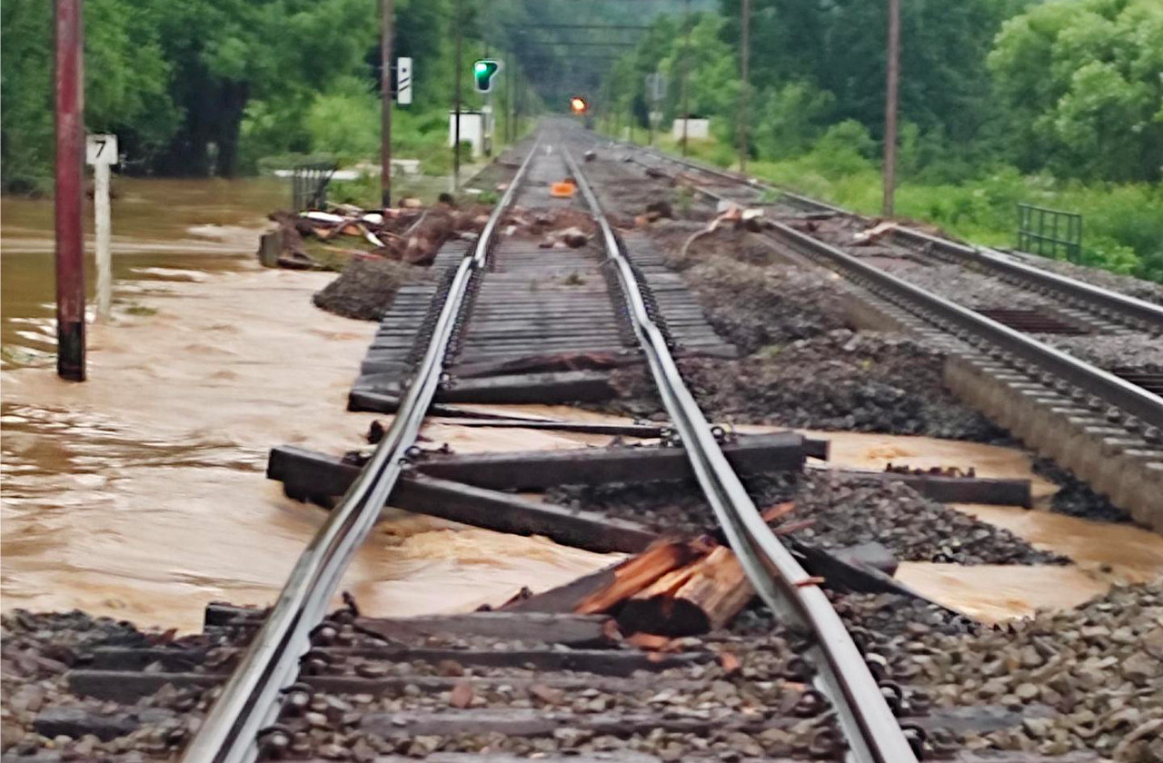 En Belgique, d’importants dégâts ont mis le réseau ferroviaire en grande difficulté. (Photo: Infrabel)