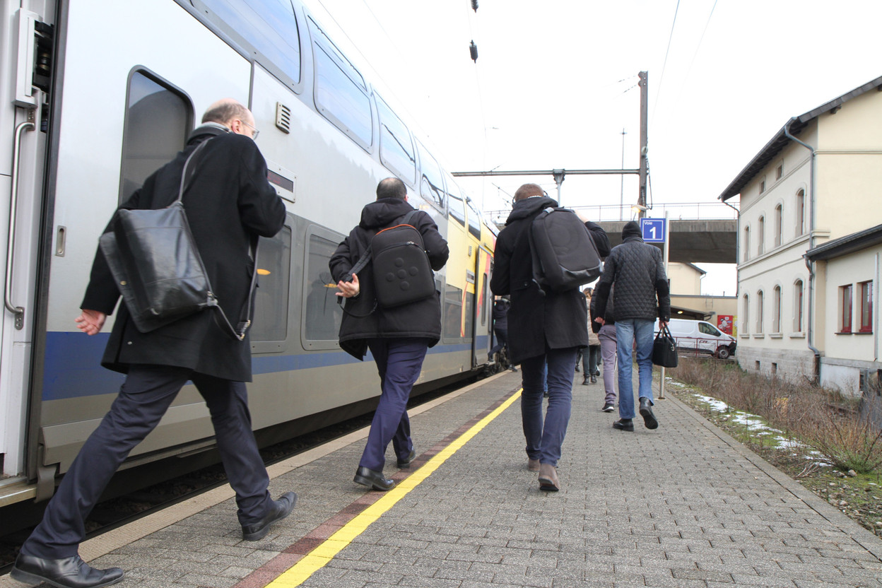 Cross-border workers commuting to Luxembourg use public transport more often (17%) than cross-border commuters who work in other countries, a French statistical study has found. Photo: Frédéric Antzorn/archives