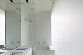 La salle de bains est logée derrière la paroi en verre. ((Photo: Maxime Delvaux))