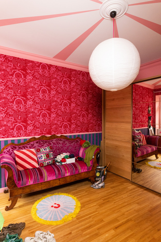 The dressing room is Anna's favourite room. She absolutely wanted to bring a festive, playful feel to it by taking inspiration from the world of the circus. Photo: Eva Krins/Maison Moderne
