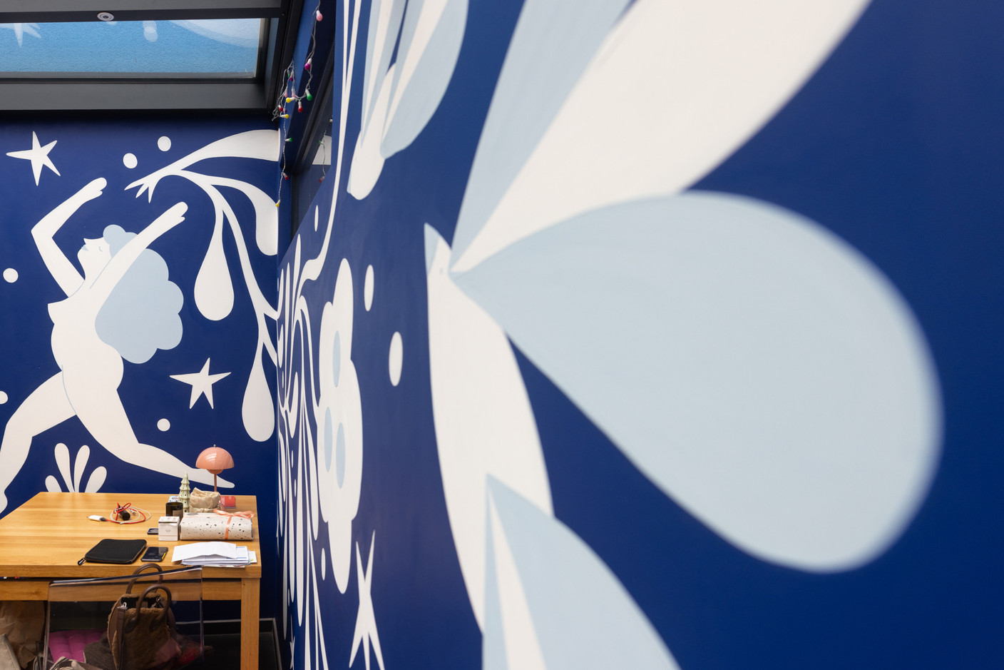 In the conservatory, a mural by Lisa Junius adds character and a very personal touch to this space. Photo: Eva Krins/Maison Moderne