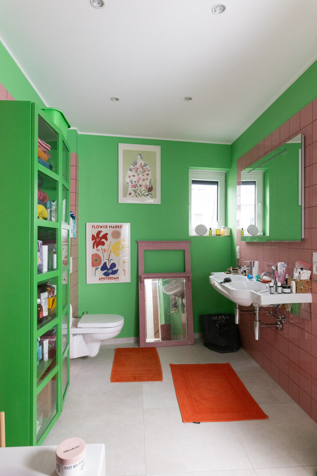 In the bathroom, strawberry-pistachio ice cream was used as the inspiration for the colours. Photo: Eva Krins/Maison Moderne
