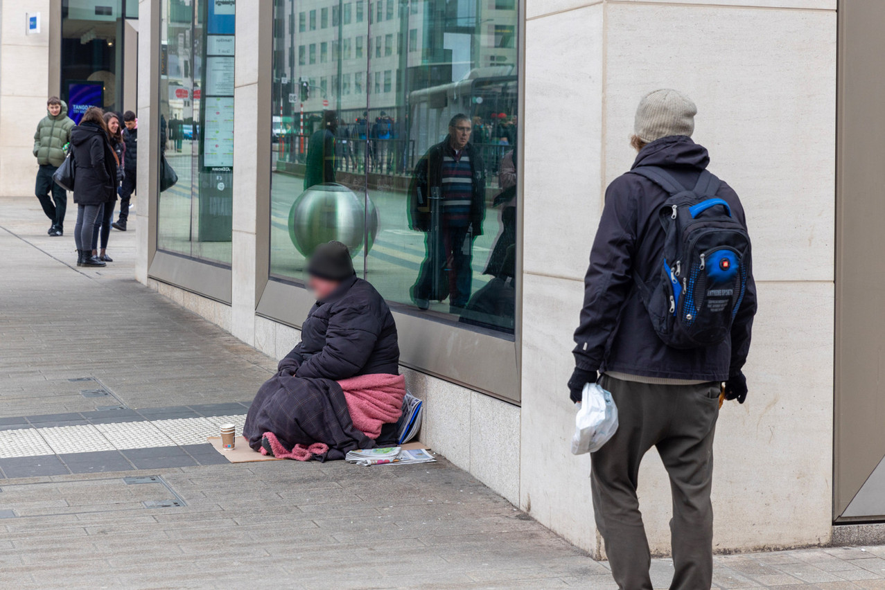Pour l’opposition, la nouvelle réglementation «marginalisera davantage les mendiants» et consiste, en ce qui concerne la lutte contre la mendicité organisée, en une «une polémique électorale bon marché». (Photo: Romain Gamba/Maison Moderne/Archives)