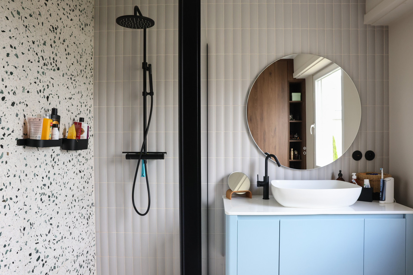 La salle de douche des parents a entièrement été refaite, en jouant sur le contraste des couleurs.  (Photo: Marie Russillo)