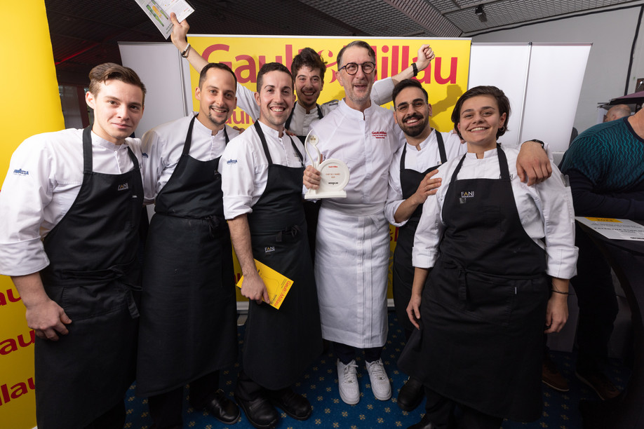 Chef Roberto Fani surrounded by his kitchen team, during the Gault&Millau Luxembourg 2023 ceremony, which earned him the title of Chef of the Year. Guy Wolff/Maison Moderne