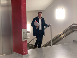Lex Delles, chairman of the DP executive board on his arrival at the Centre Culturel Gare for the party’s steering committee meeting. Photo: Thierry Labro / Maison Moderne