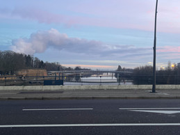 Le nouveau pont Adenauer, au-dessus de la Moselle, sera réservé aux bus à haut niveau de service, taxis et VSL et contribuera à désengorger le pont des Alliés (duquel est prise la photo). (Photo: Maëlle Hamma)
