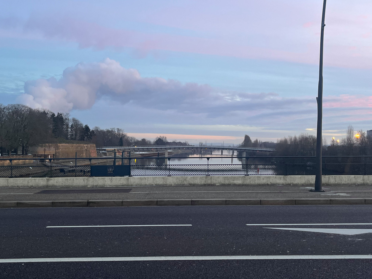 Le nouveau pont Adenauer, au-dessus de la Moselle, sera réservé aux bus à haut niveau de service, taxis et VSL et contribuera à désengorger le pont des Alliés (duquel est prise la photo). (Photo: Maëlle Hamma)