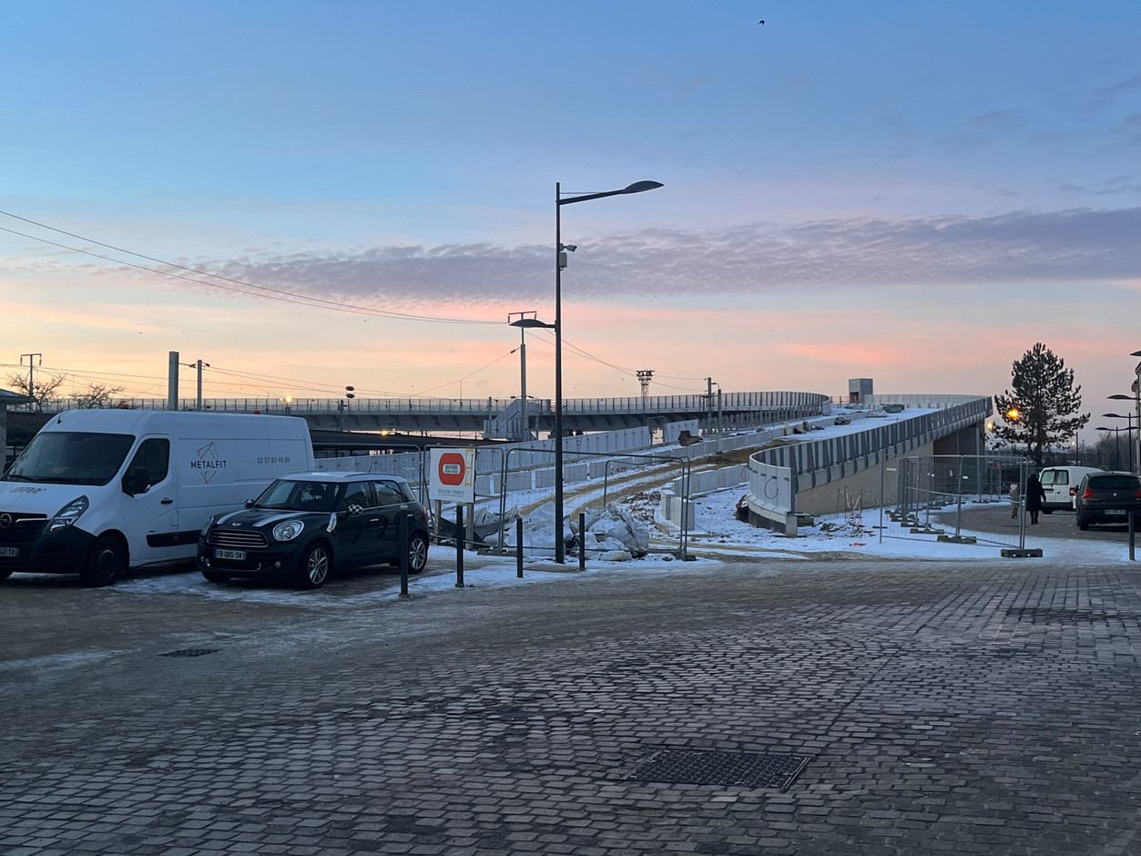 Le pont De Gasperi, qui enjambe les voies SNCF, sera aussi mis en service cette année.  (Photo: Maëlle Hamma/Maison Moderne)