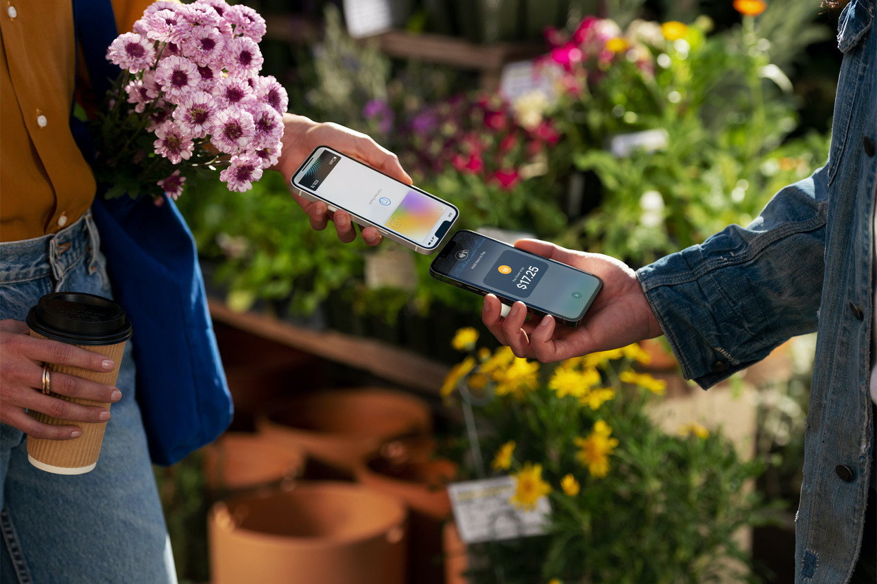 Plus besoin de se rendre à la caisse ou même, pour le commerçant, d’avoir des appareils dédiés au paiement: un iPhone suffira. La technologie sera en premier lieu déployée cet été aux États-Unis. (Photo: Apple)