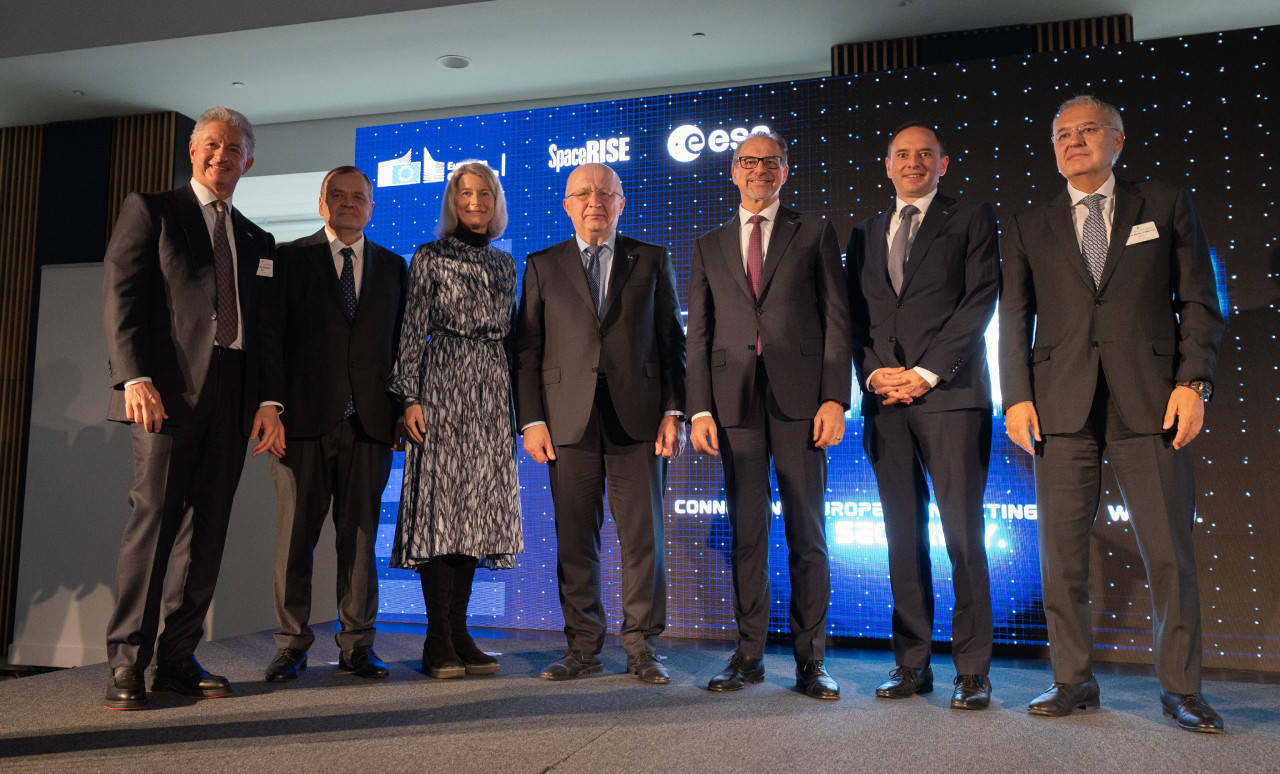 Les principaux partenaires de l’accord entre l’UE et l’Esa, dont le CEO de SES, Adel Al-Saleh, ici à gauche. (Photo: Esa)