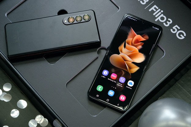 Sur une déclinaison du Samsung Galaxy Z Flip3 5G, Qualcomm, Vodafone et Thales ont présenté une carte Sim intégrée au processeur. (Photo: Samsung)