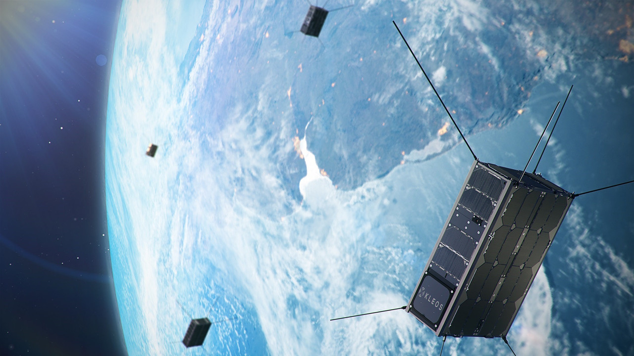 Lancé sur une orbite héliosynchrone de 500 à 600km, le troisième groupe de satellites de Kleos doublera la couverture de la société sur les deux pôles, ce qui complètera les satellites de la mission d’exploration et de la mission de vigilance polaire, et améliorera la couverture mondiale, explique Kleos, dans son communiqué. (Photo: Kleos)