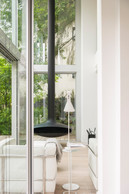 From the dining area, you can see the Gyrofocus fireplace, which rotates 360° depending on where you are sitting, and it also offers a relaxing, unobstructed view of the garden and the old cherry tree. (Photo: Jan Hanrion/Paperjam)