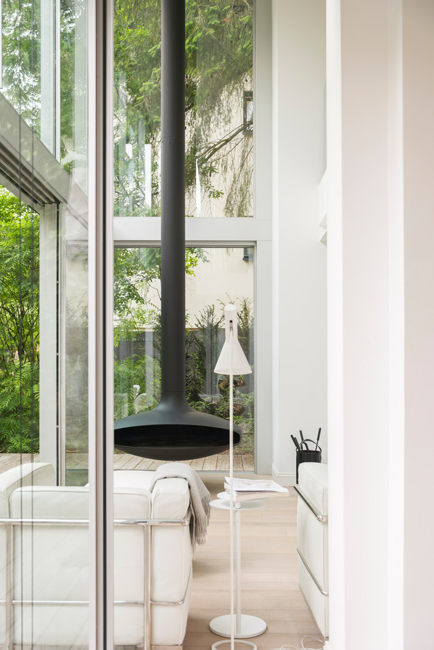 From the dining area, you can see the Gyrofocus fireplace, which rotates 360° depending on where you are sitting, and it also offers a relaxing, unobstructed view of the garden and the old cherry tree. (Photo: Jan Hanrion/Paperjam)