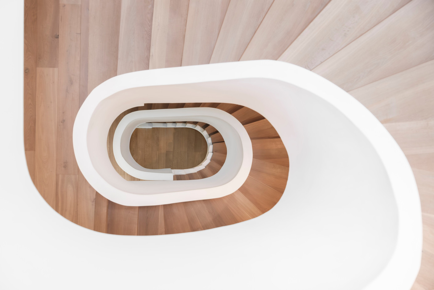 The staircase has become a true architectural feature, as the owner has altered its original layout to enhance the continuous flow and fluidity of movement between the different levels. (Photo: Jan Hanrion/Paperjam)