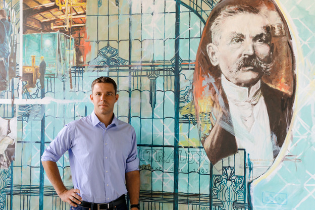 Michel Bradtke, à côté d’un portrait de son aïeul, le maître-vitrier Auguste Bradtke, fondateur de l’entreprise familiale. (Photo: Romain Gamba / Maison Moderne)