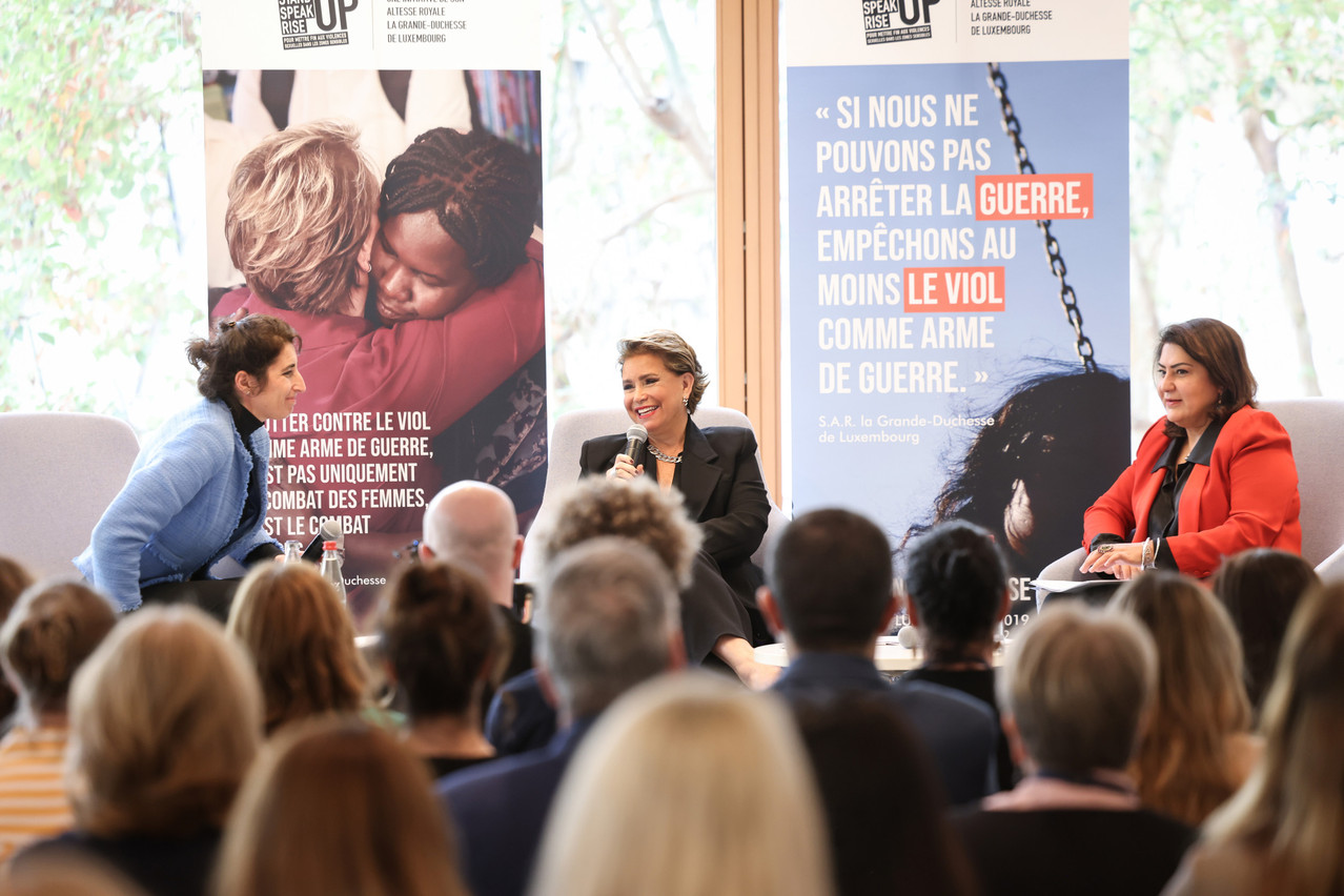 La Grande-Duchesse Maria Teresa et Chékéba Hachemi vont régulièrement à la rencontre d’entreprises ou d’institutions pour les sensibiliser, comme ici à la BEI, au Kirchberg, au mois d’octobre. (Photo: SSRU/Sophie Margue)