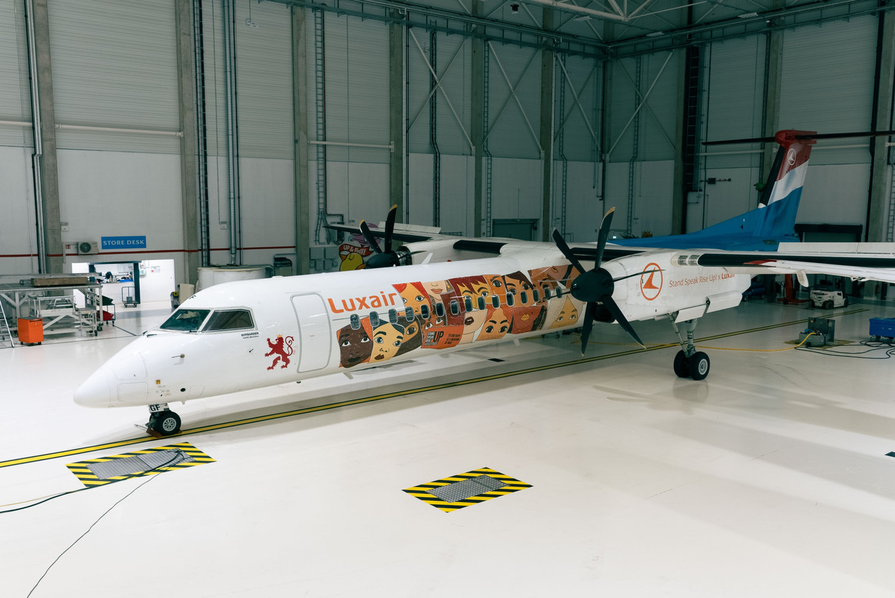 Voici l’avion de Luxair aux couleurs de Stand Speak Rise Up!. Le design a été conçu par Madhurika Modani et reflète les histoires de femmes ayant vécu des souffrances, symbolisées par des morceaux de papier déchirés. (Photo: Luxair)