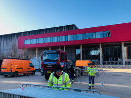 Les équipes lors du montage du centre de soins avancés à la Rockhal, aux côtés de l’Armée. Bonaria Frères