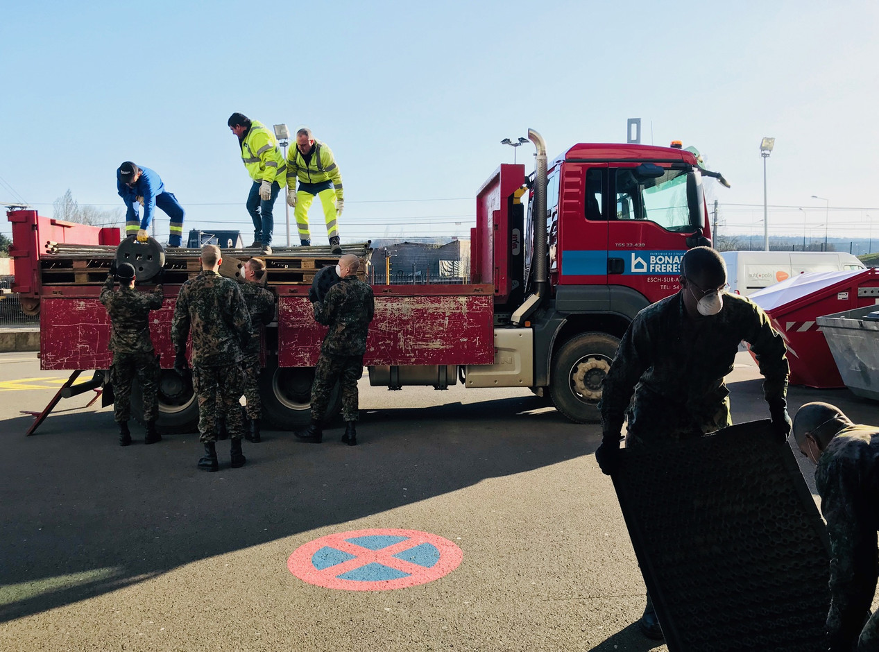 Les équipes lors du montage du centre de soins avancés à la Rockhal, aux côtés de l’Armée. Bonaria Frères