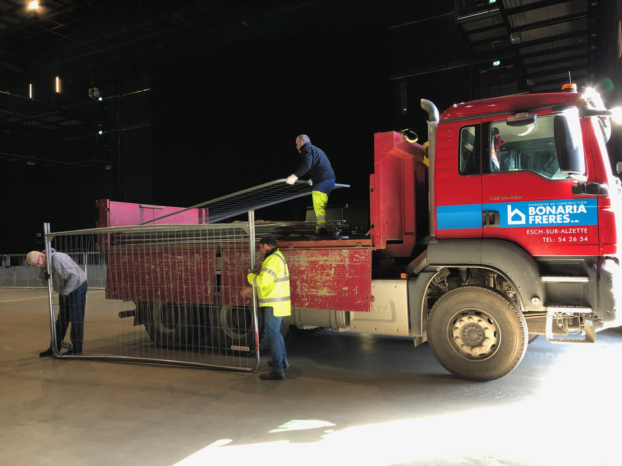 Les équipes lors du montage du centre de soins avancés à la Rockhal, aux côtés de l’Armée. Bonaria Frères