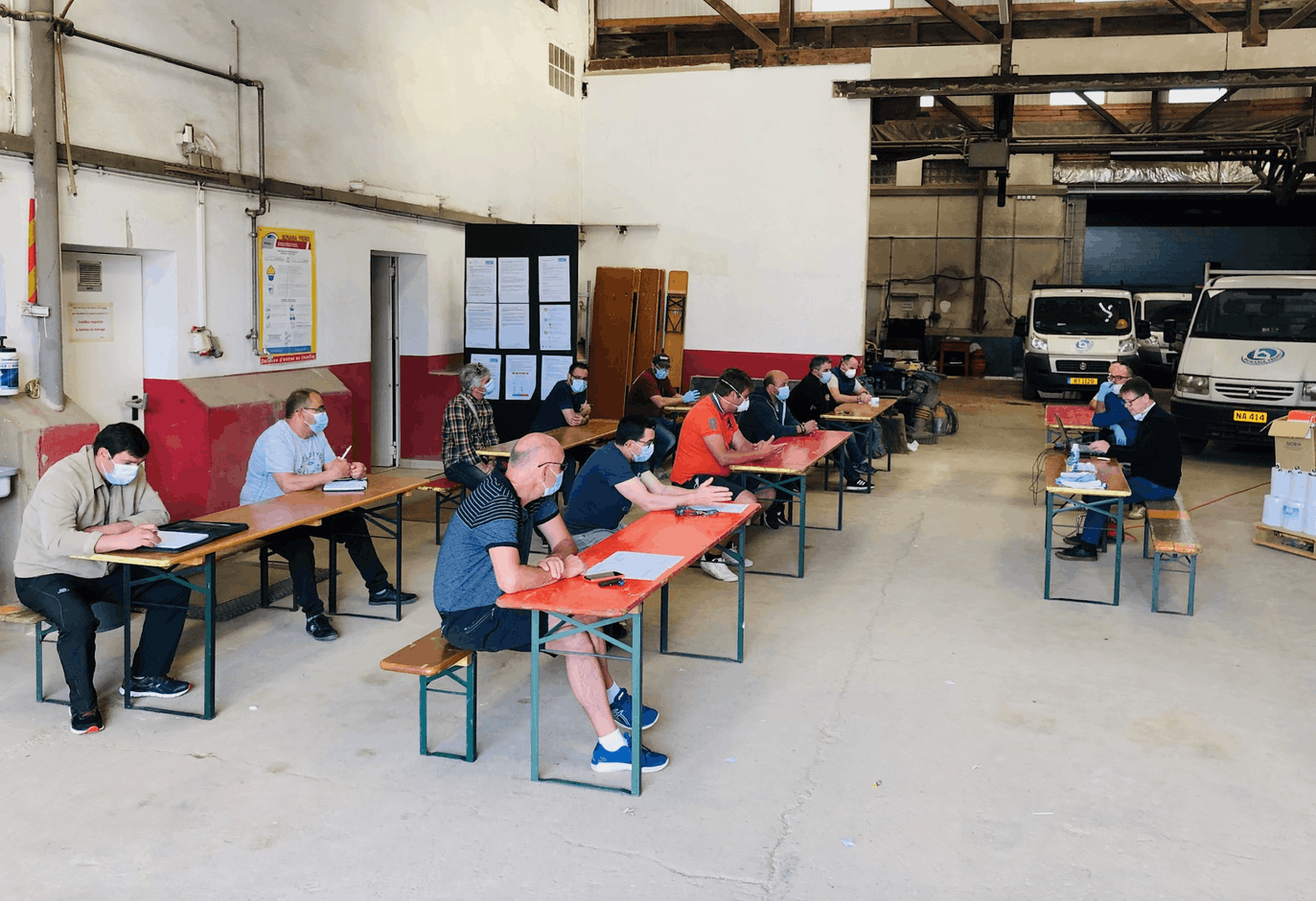 Une réunion de coordination avant la reprise des chantiers. Bonaria Frères