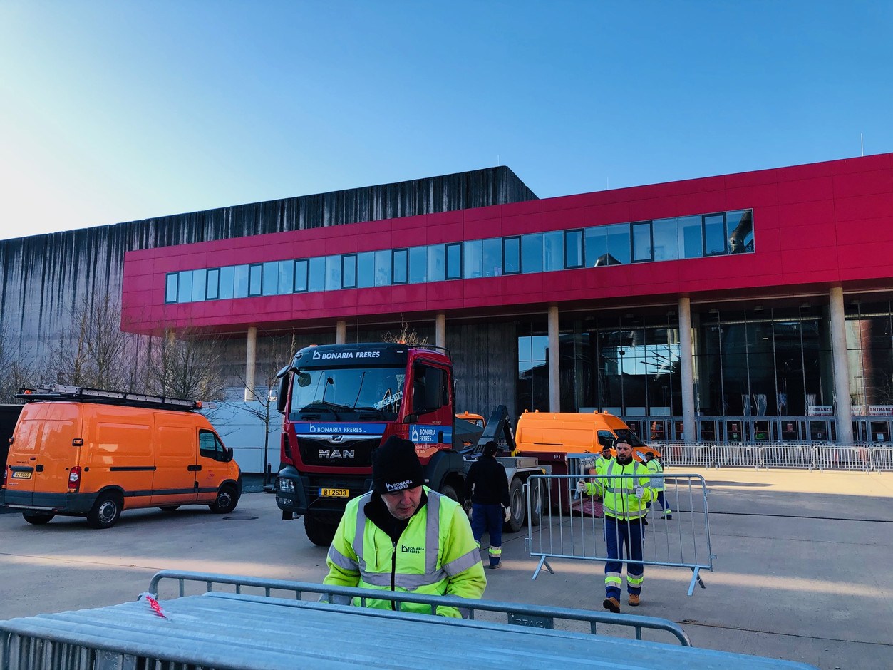 Les équipes lors du montage du centre de soins avancés à la Rockhal, aux côtés de l’Armée. Bonaria Frères