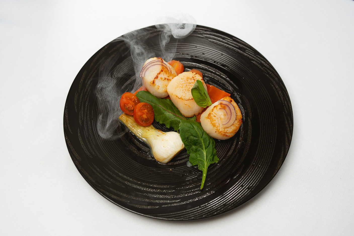 La Saint-Jacques snackée, servie avec une fondue de champignons et une carotte glacée au miel, proposée en entrée. (Photo: Château de Schengen)