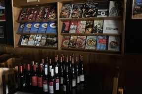 Livres de cuisine sur le présentoir et bonnes bouteilles en attente d’être rangées. (Photo: Céline Coubray)