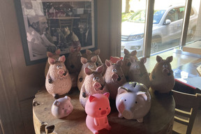 Ces petits cochons vont bientôt trouver leur place dans les différents coins du restaurant. (Photo: Céline Coubray)