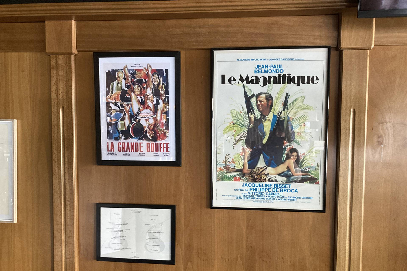 Au mur, de vieilles affiches de cinéma français et un ancien menu de repas de famille. (Photo: Céline Coubray)